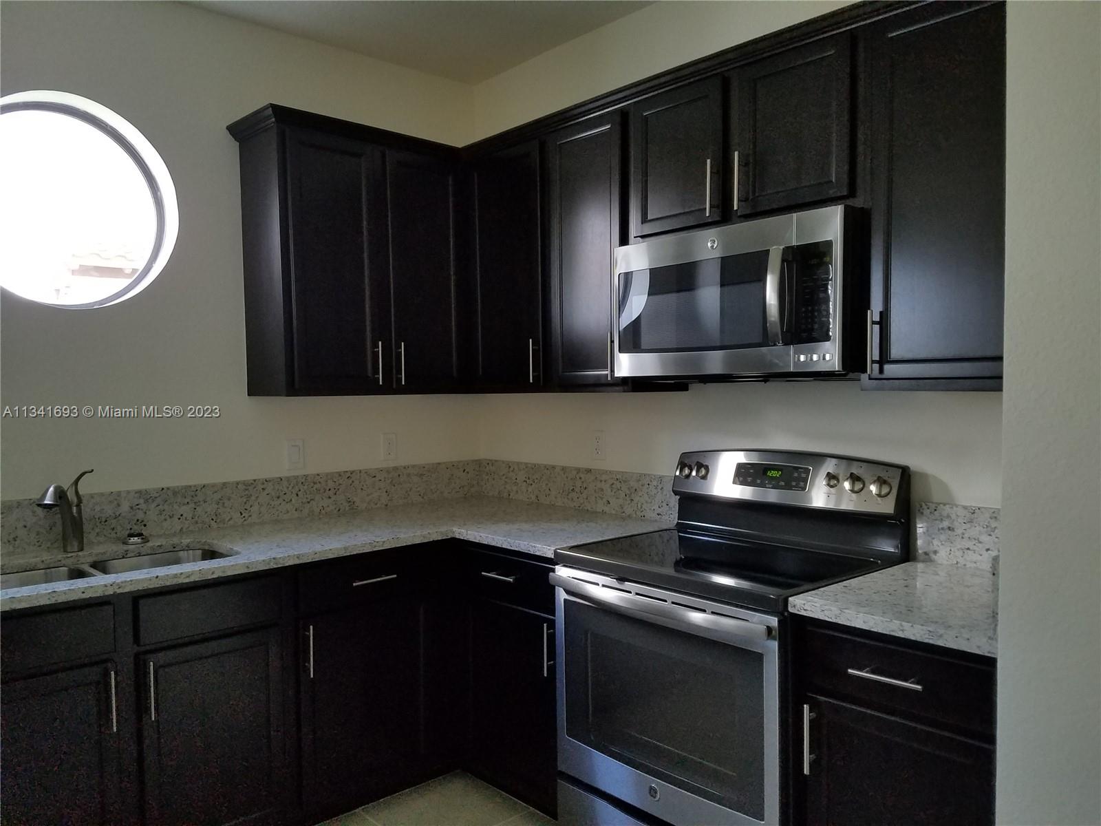 SPECTACULAR CORNER UNIT. 3 BEDROOMS 2.5 BATHS. GRANITE COUNTER TOPS, STAINLESS STEEL APPLIANCES, WASHER & DRYER. CONVENIENTLY LOCATED WITH IMMEDIATE ACCESS TO TURNPIKE AND MALLS AND A+ SCHOOLS. TENANTS WILL HAVES ACCESS TO PARK CENTRAL CLUB HOUSE THAT IS LOCATED WALKING DISTANT TO COMPLEX. VERY EASY TO SHOW.