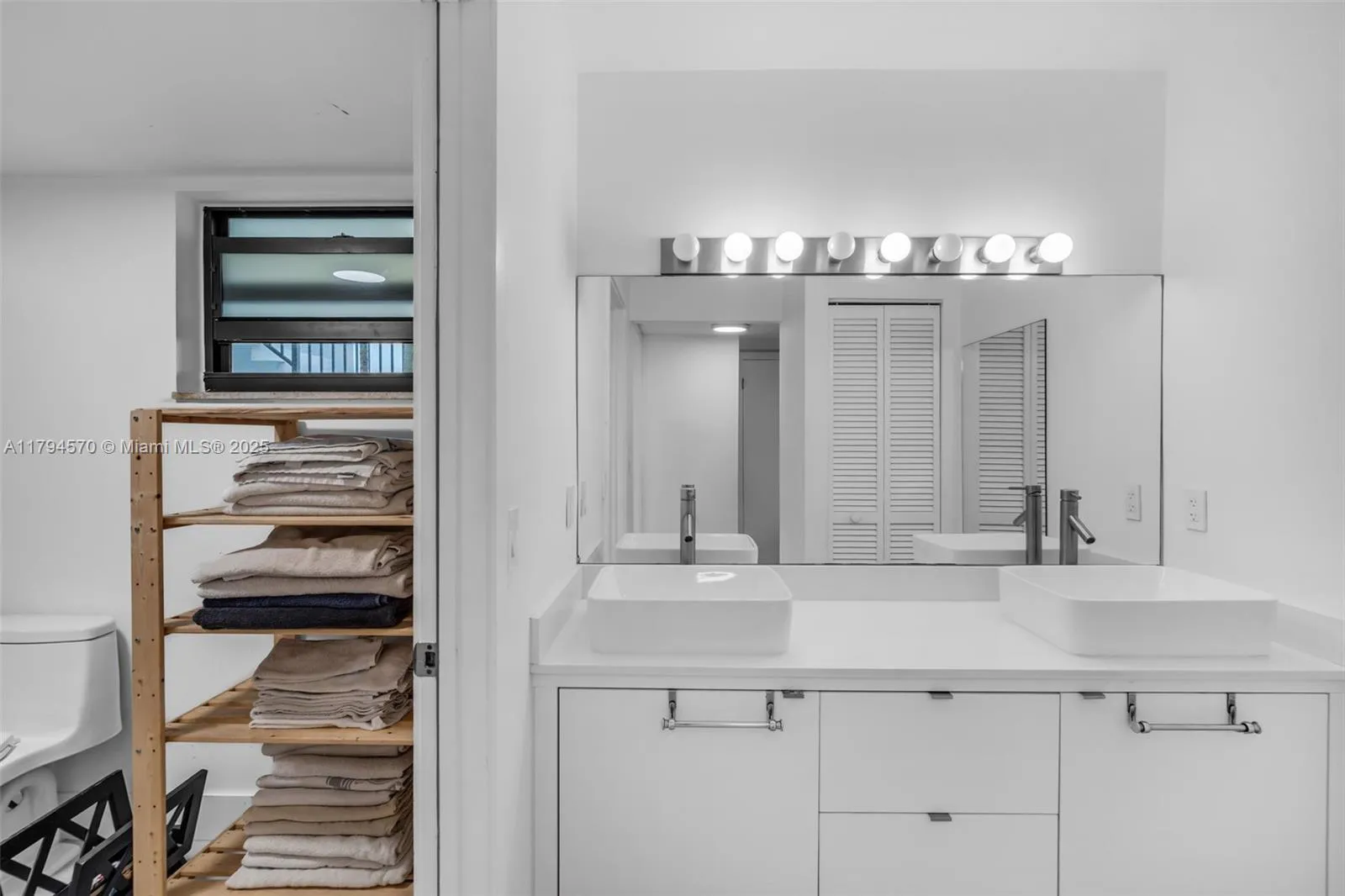 Key Biscayne, Florida 33149, United States, 3 Bedrooms Bedrooms, ,2 BathroomsBathrooms,Residential,Pending,120265