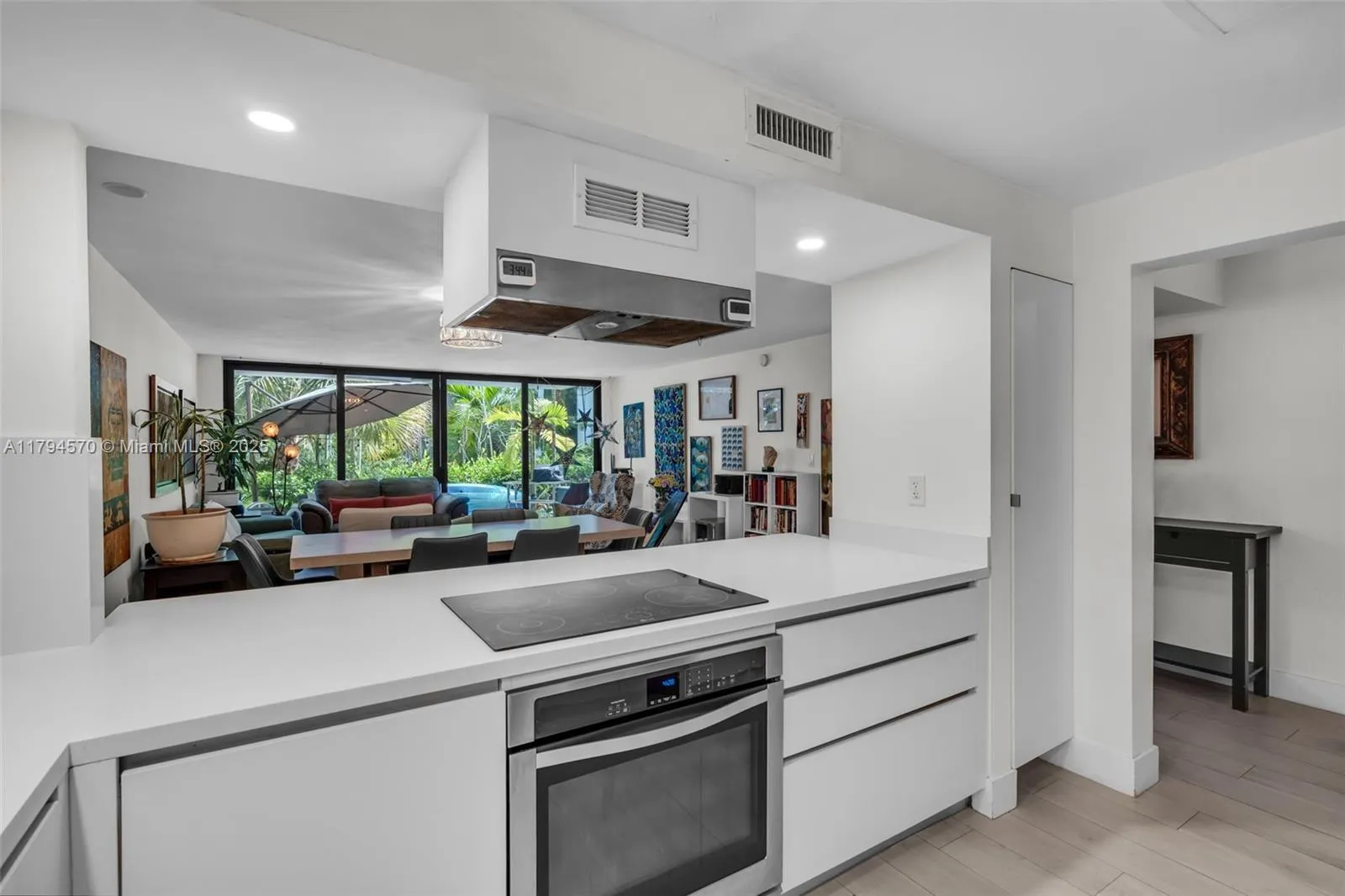 Key Biscayne, Florida 33149, United States, 3 Bedrooms Bedrooms, ,2 BathroomsBathrooms,Residential,Pending,120265