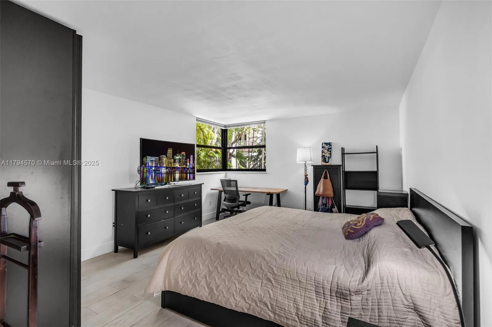 Key Biscayne, Florida 33149, United States, 3 Bedrooms Bedrooms, ,2 BathroomsBathrooms,Residential,Pending,120265