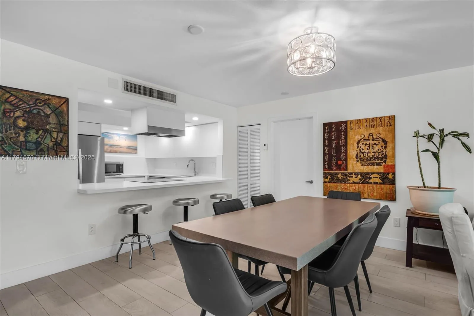 Key Biscayne, Florida 33149, United States, 3 Bedrooms Bedrooms, ,2 BathroomsBathrooms,Residential,Pending,120265