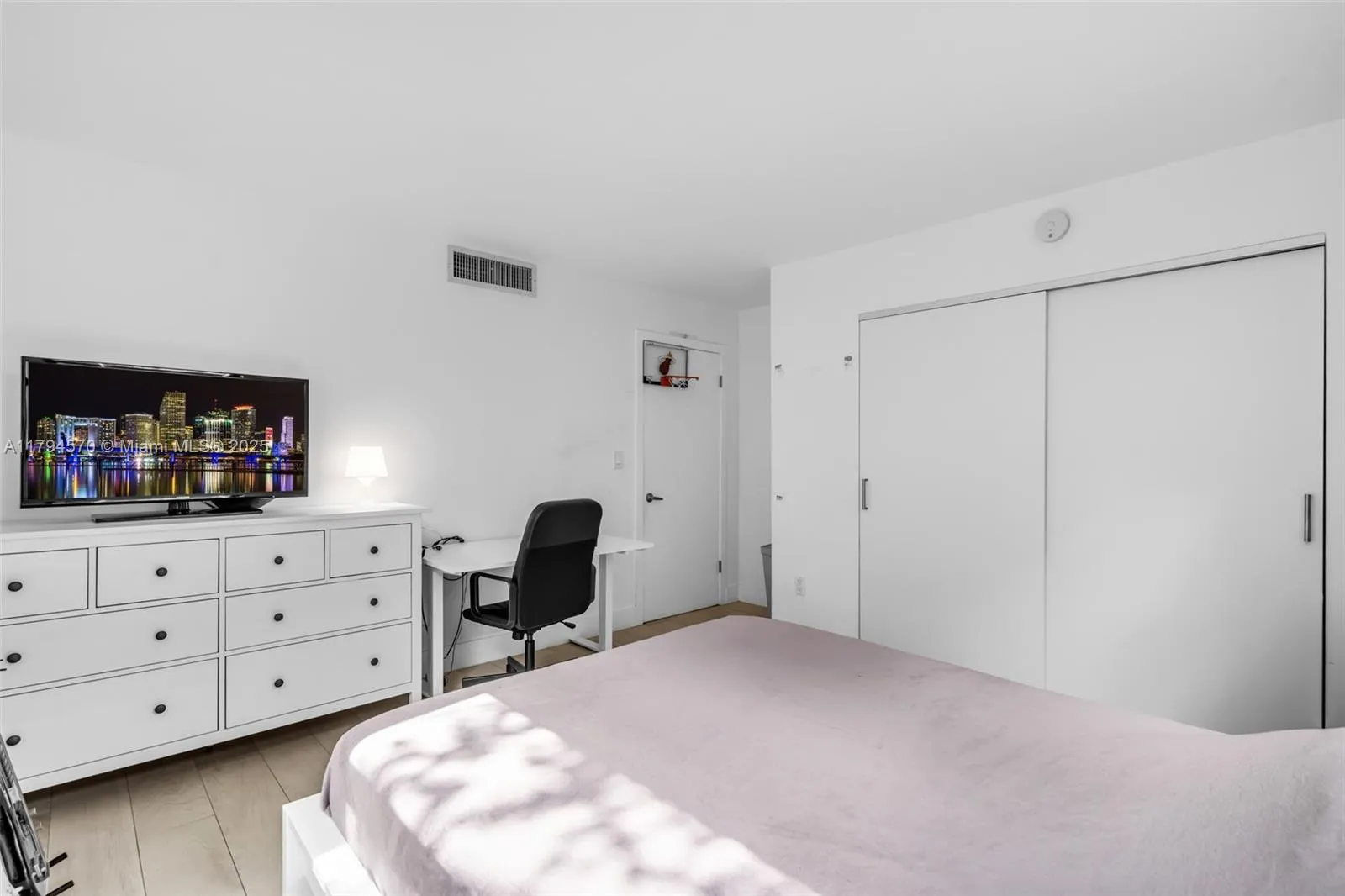 Key Biscayne, Florida 33149, United States, 3 Bedrooms Bedrooms, ,2 BathroomsBathrooms,Residential,Pending,120265