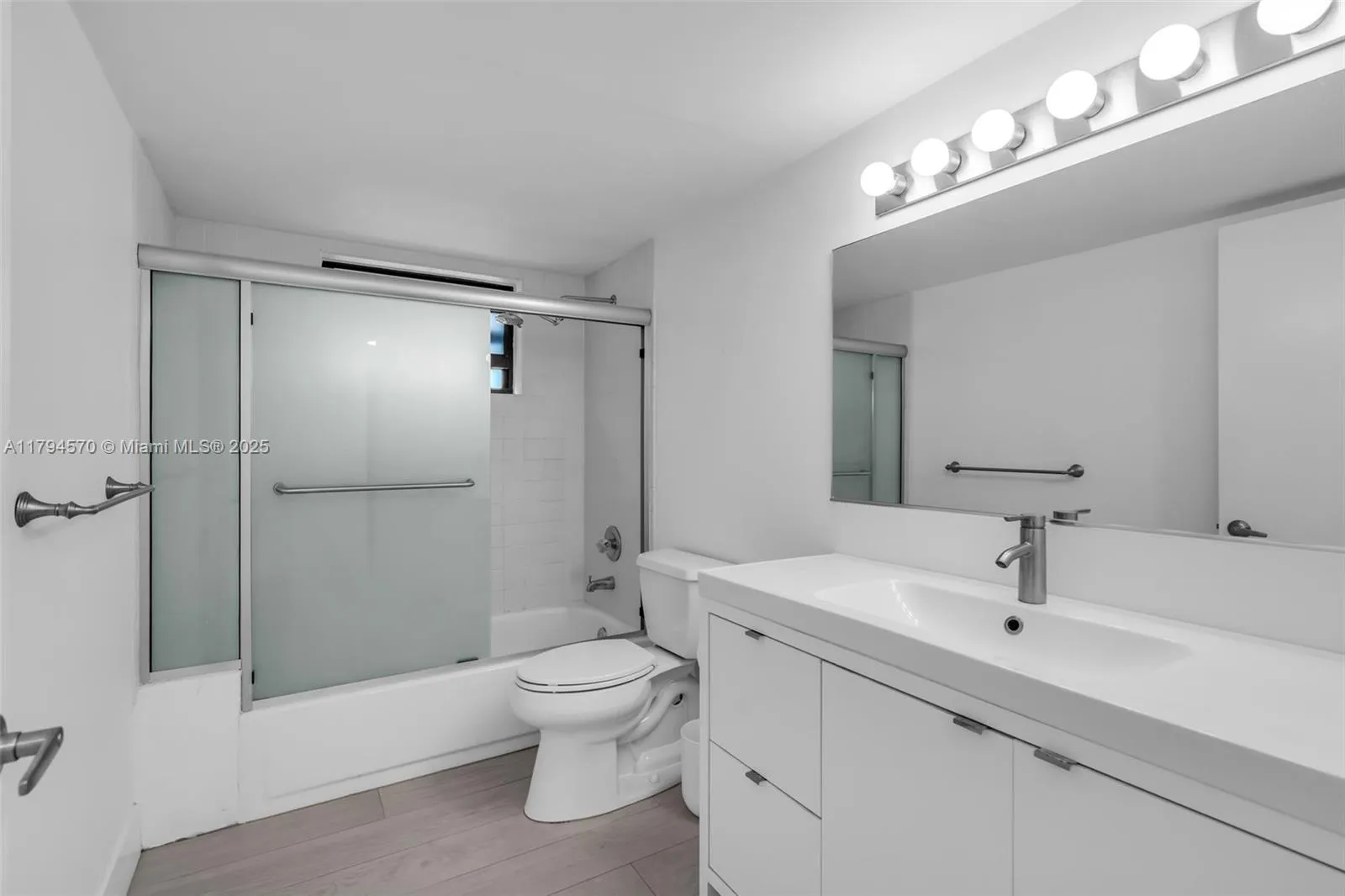 Key Biscayne, Florida 33149, United States, 3 Bedrooms Bedrooms, ,2 BathroomsBathrooms,Residential,Pending,120265