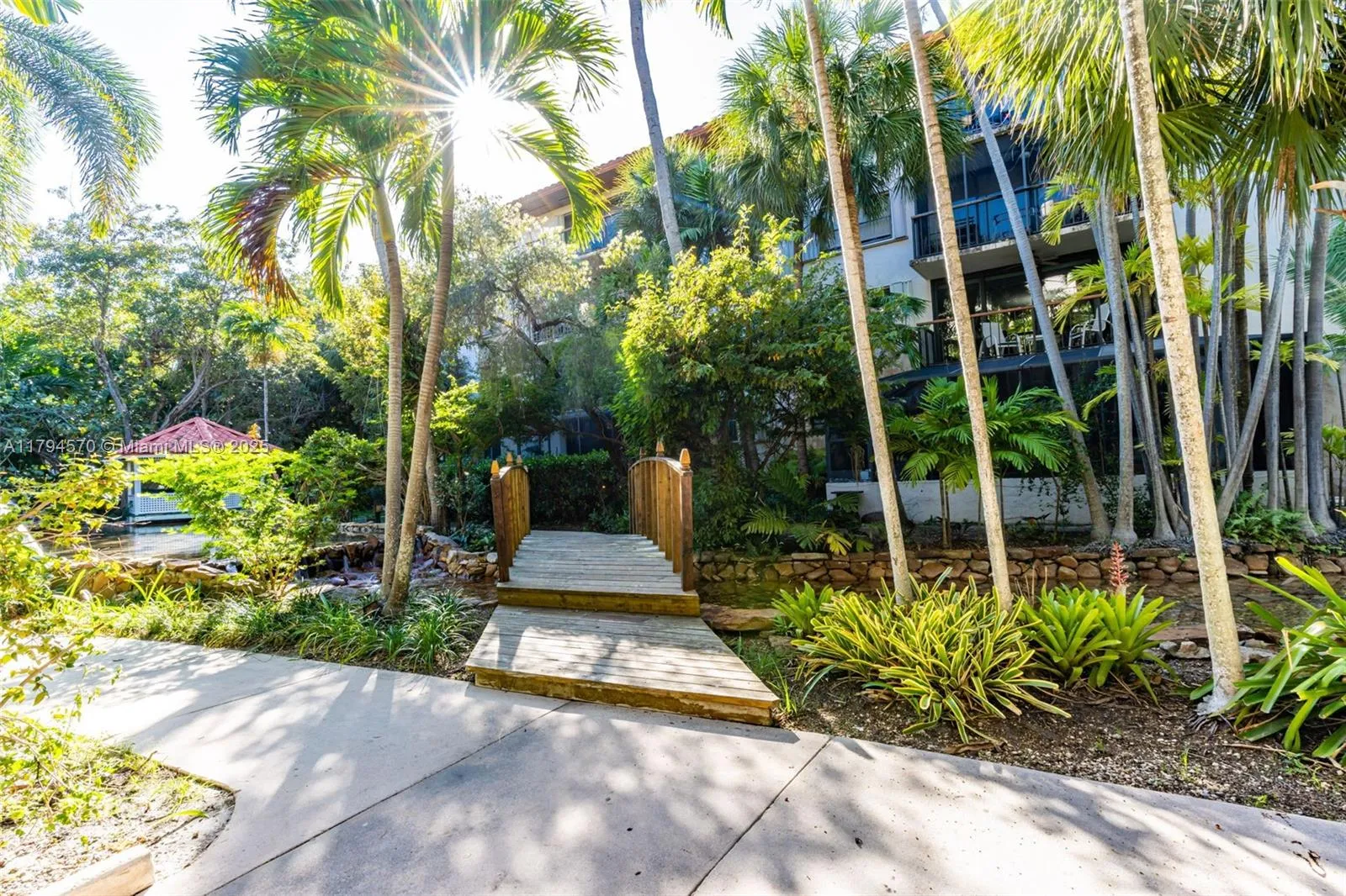 Key Biscayne, Florida 33149, United States, 3 Bedrooms Bedrooms, ,2 BathroomsBathrooms,Residential,Pending,120265