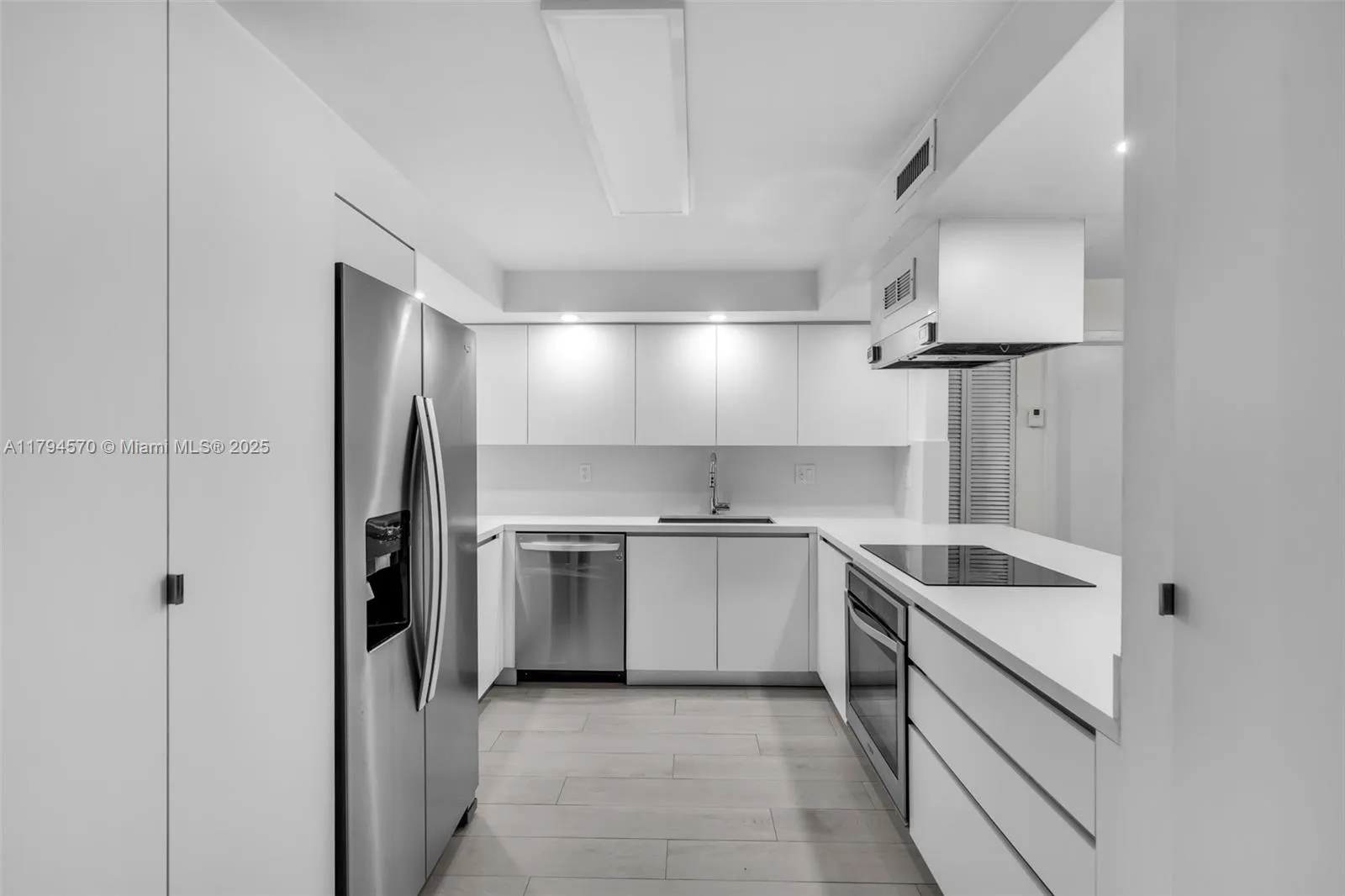 Key Biscayne, Florida 33149, United States, 3 Bedrooms Bedrooms, ,2 BathroomsBathrooms,Residential,Pending,120265