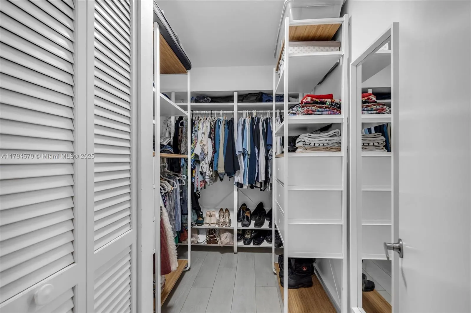 Key Biscayne, Florida 33149, United States, 3 Bedrooms Bedrooms, ,2 BathroomsBathrooms,Residential,Pending,120265