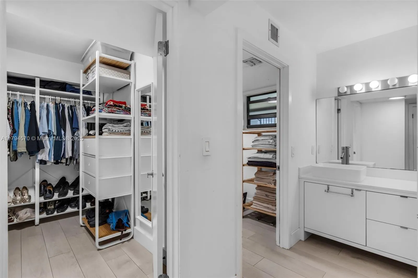 Key Biscayne, Florida 33149, United States, 3 Bedrooms Bedrooms, ,2 BathroomsBathrooms,Residential,Pending,120265