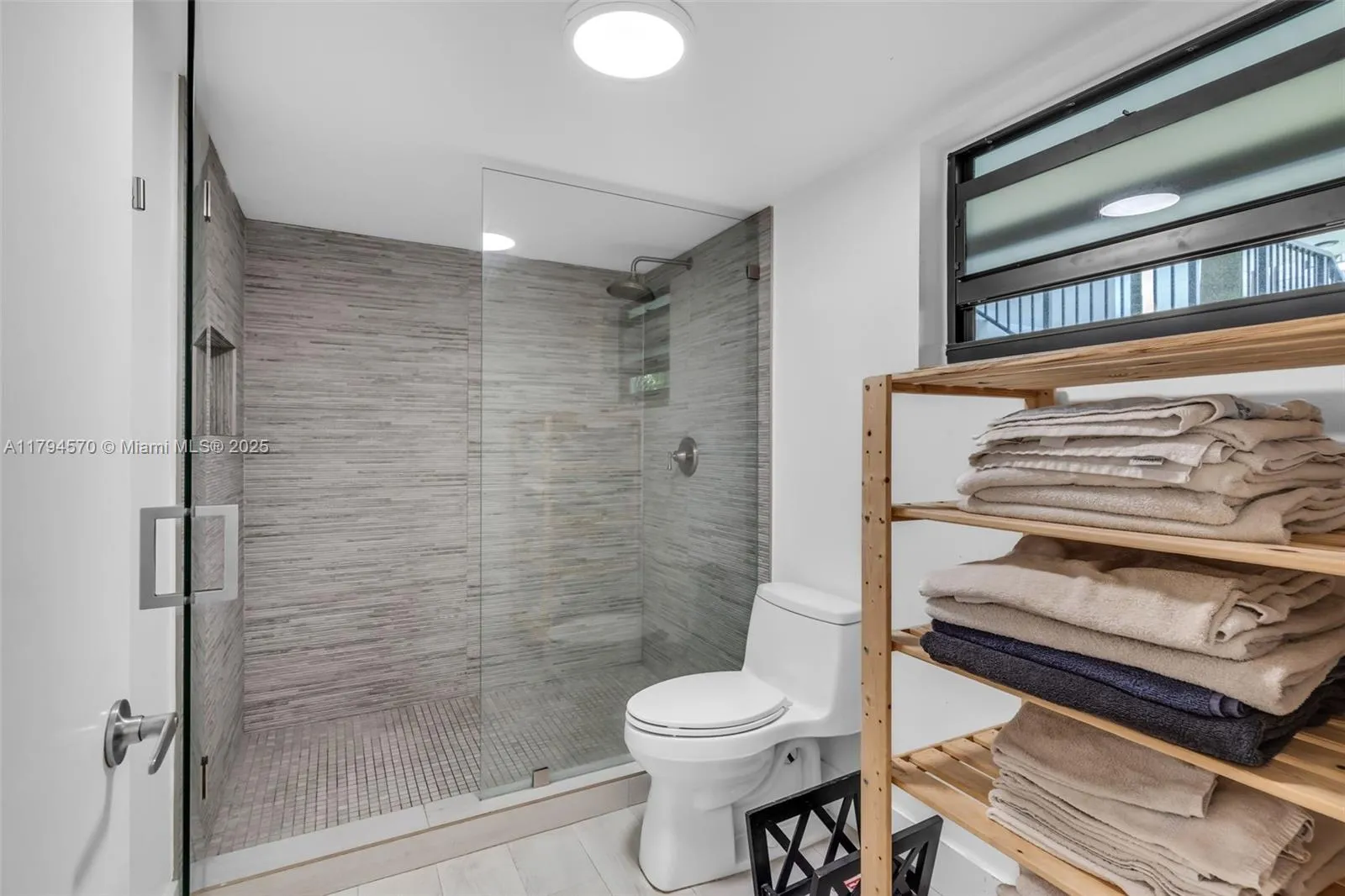 Key Biscayne, Florida 33149, United States, 3 Bedrooms Bedrooms, ,2 BathroomsBathrooms,Residential,Pending,120265