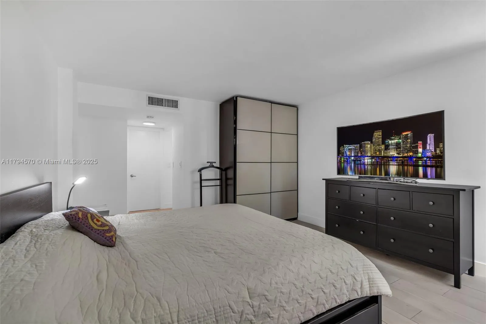 Key Biscayne, Florida 33149, United States, 3 Bedrooms Bedrooms, ,2 BathroomsBathrooms,Residential,Pending,120265