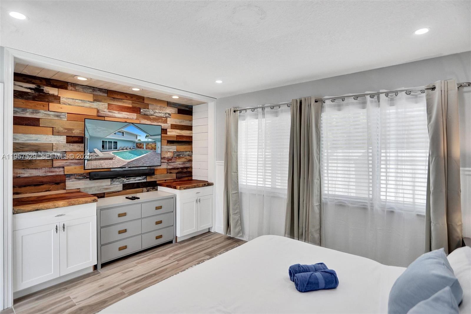 CYPRESS LAKE - Residential