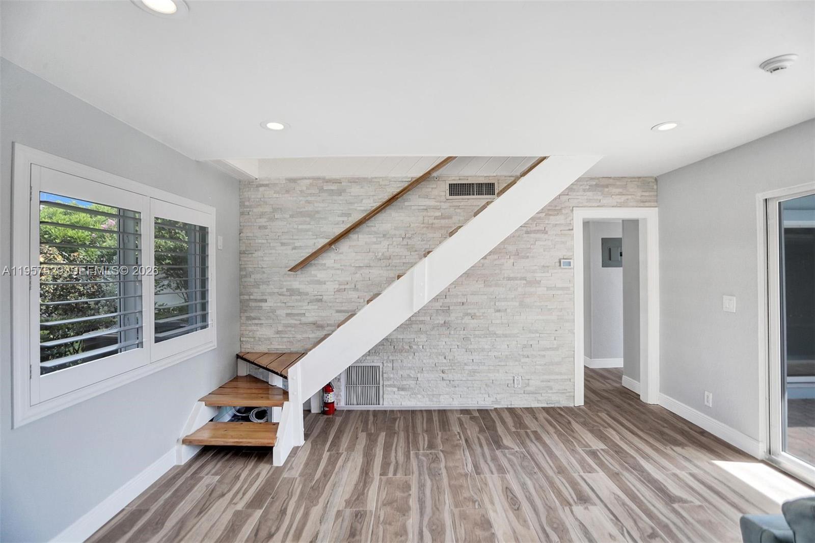 CYPRESS LAKE - Residential