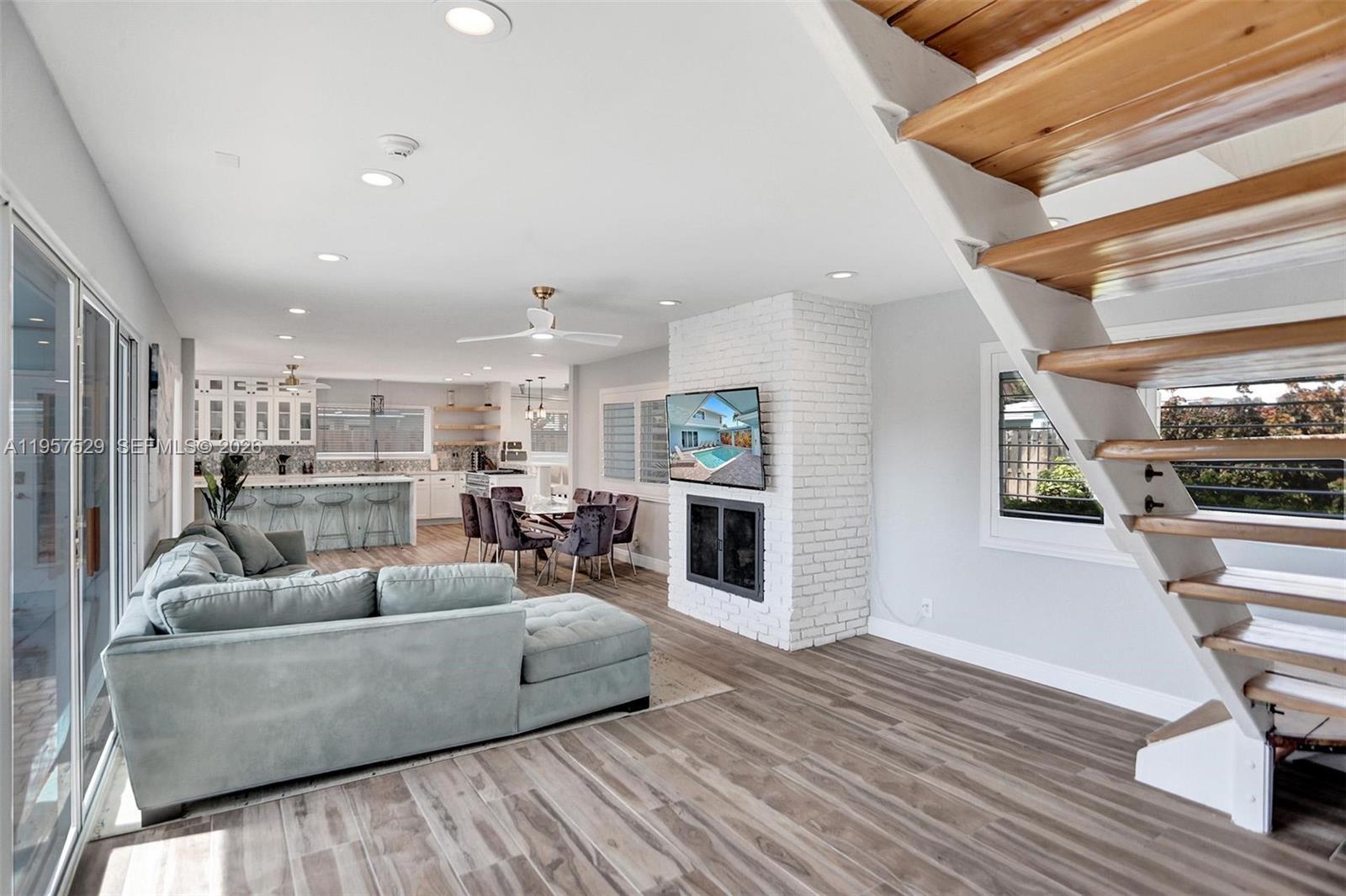 CYPRESS LAKE - Residential