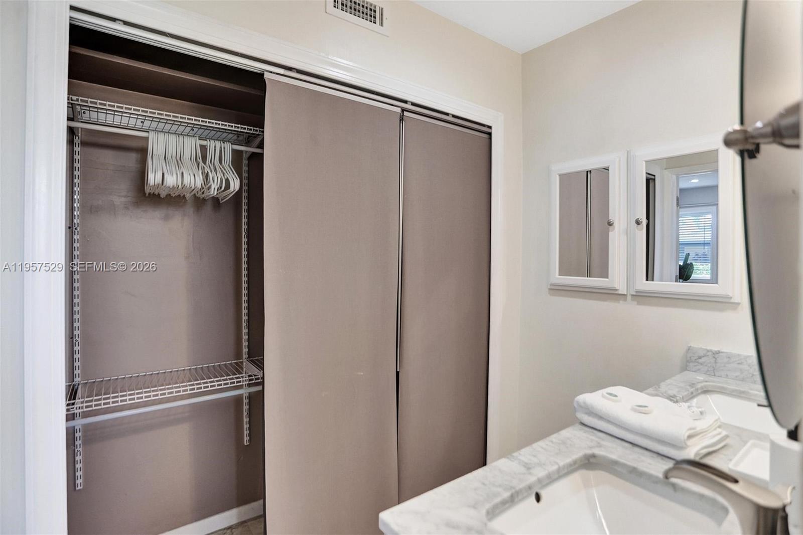 CYPRESS LAKE - Residential