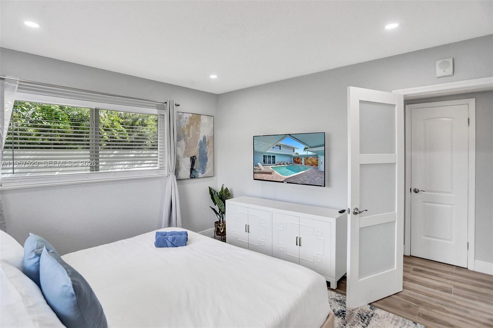 CYPRESS LAKE - Residential