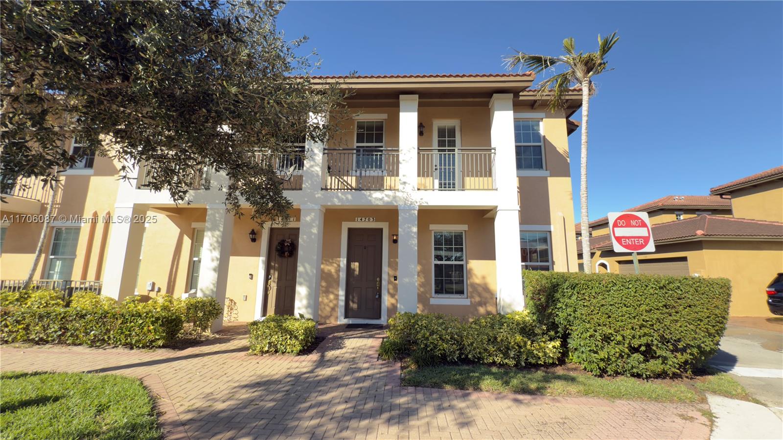 SPECTACULAR TOWNHOUSE IN THE GATED COMMUNITY OF COBBLESTONE 3BEDS/2.5BATHS, TILE FLOORS IN ALL
LIVING AREAS AND WOOD UPSTAIRS, WOOD CABINETS W/GRANITE COUNTER TOPS IN KITCHEN, NICE
APPLIANCES, 2 CARS GARAGE, GREAT AMENITIES INCLUDE CLUBHOUSE, POOL, GYM AND PLAYGROUND.
EXCELLENT LOCATION NEXT TO I-75 AND EASY ACCESS TO MAJOR HIGHWAYS. FAST APPROVAL. ENTIRE HOUSE
HAS BEEN FRESHLY PAINTED. WON'T LAST !!!