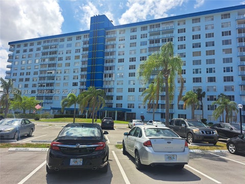 Photo of 4001 Hillcrest Dr #1015, Hollywood, FL 33021 (MLS # A12107918)