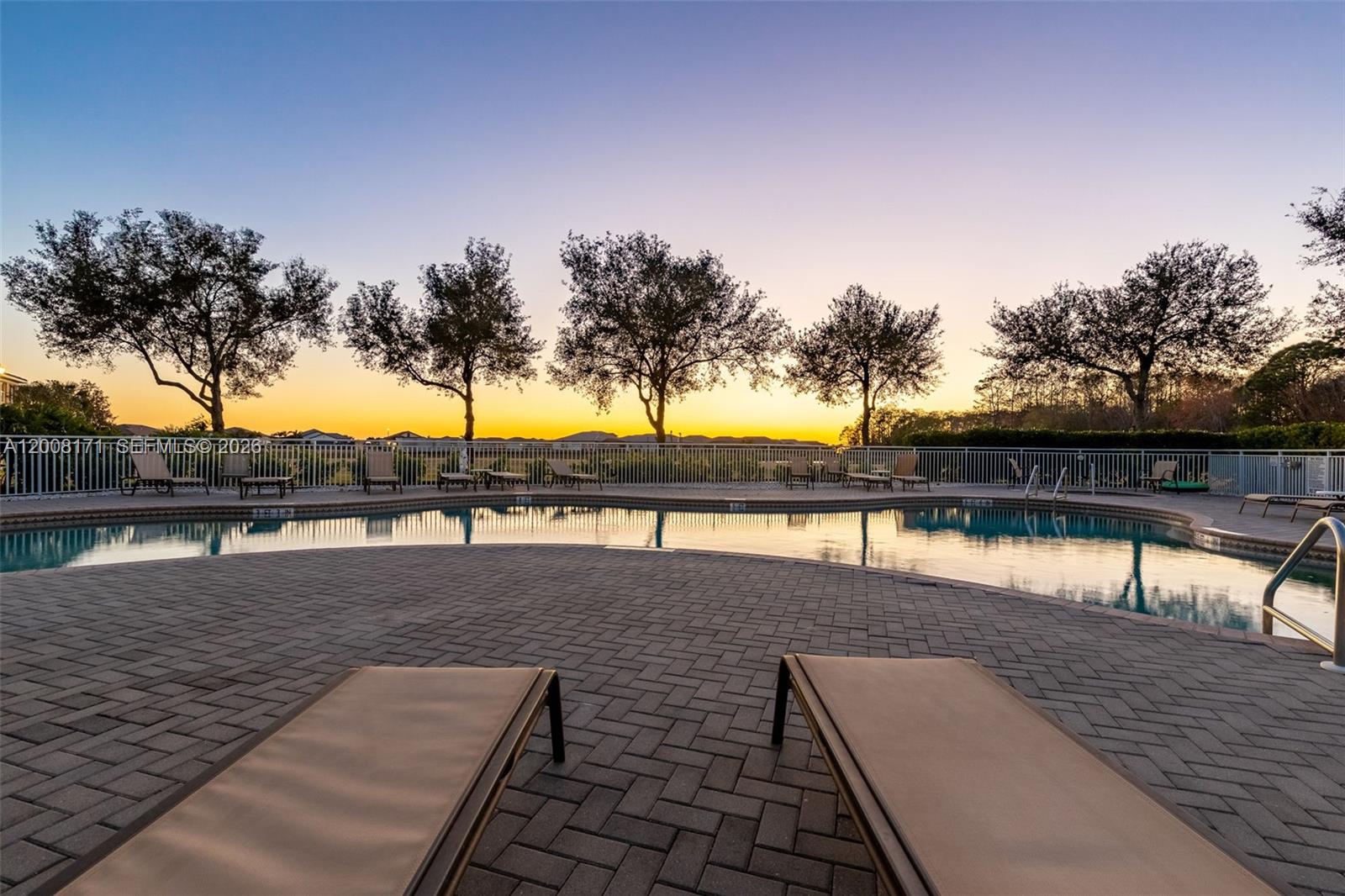 COUNTRY CLUB - Residential