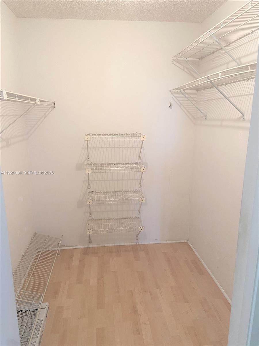 COUNTRY CLUB APTS AT BONA - Residential