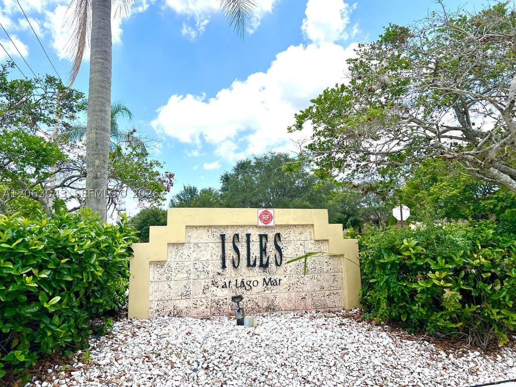 Photo of 731 Vista Isles Dr #1526, Sunrise, FL 33325 (MLS # A12063043)