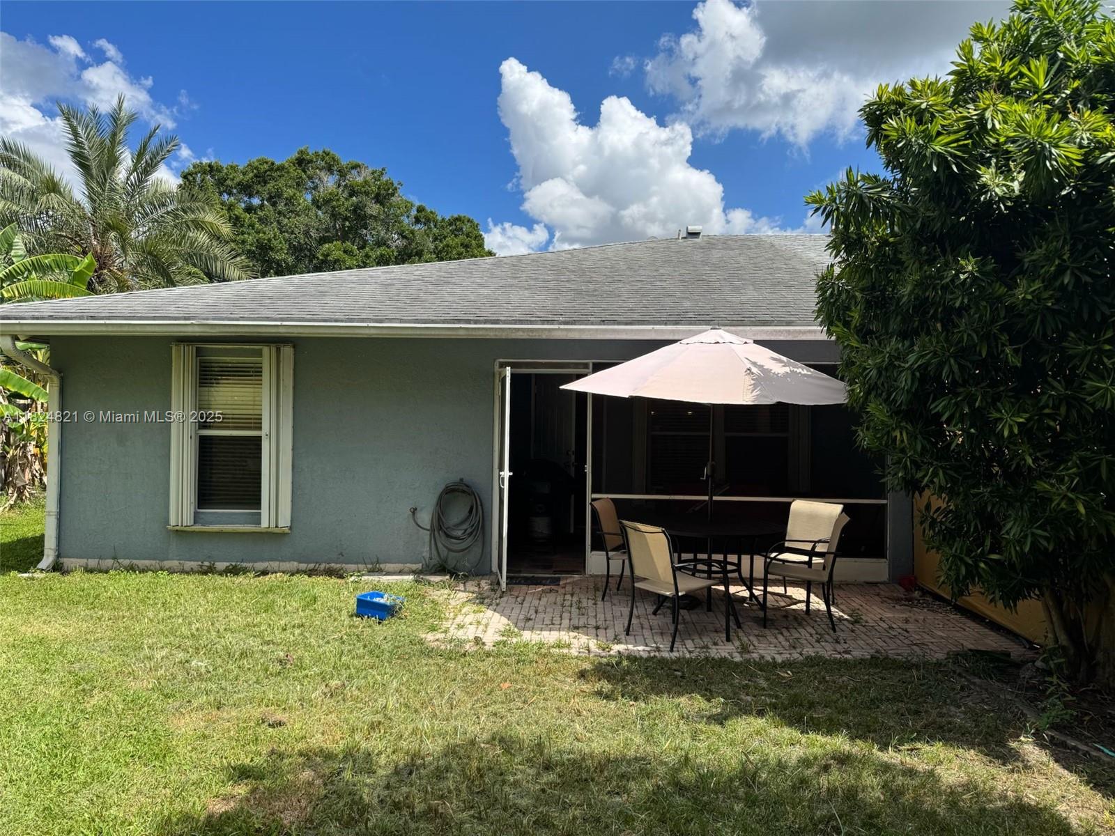 Excellent Rental Opportunity!
Beautiful and well-maintained 3-bedroom, 2-bath home featuring an updated kitchen and modernized bathrooms. Enjoy spacious bedrooms, hardwood floors throughout, and the convenience of an in-unit washer and dryer. The property also includes a double garage and more great features!
Prime location — just minutes from shops, parks, supermarkets, and more. Don’t miss out on this fantastic home!