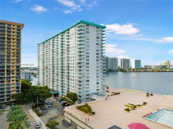 WINSTON TOWERS 500 CONDO - Residential