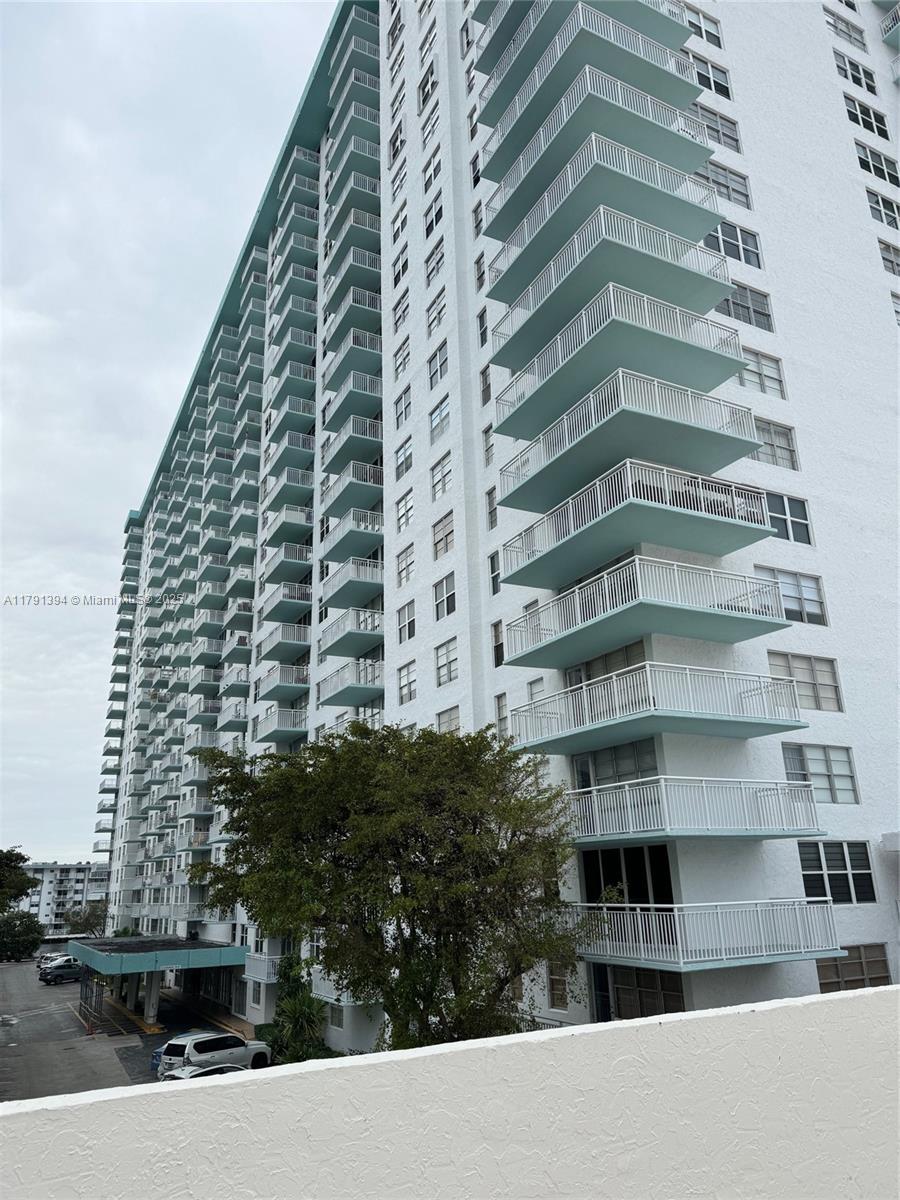 WINSTON TOWERS 500 CONDO - Residential