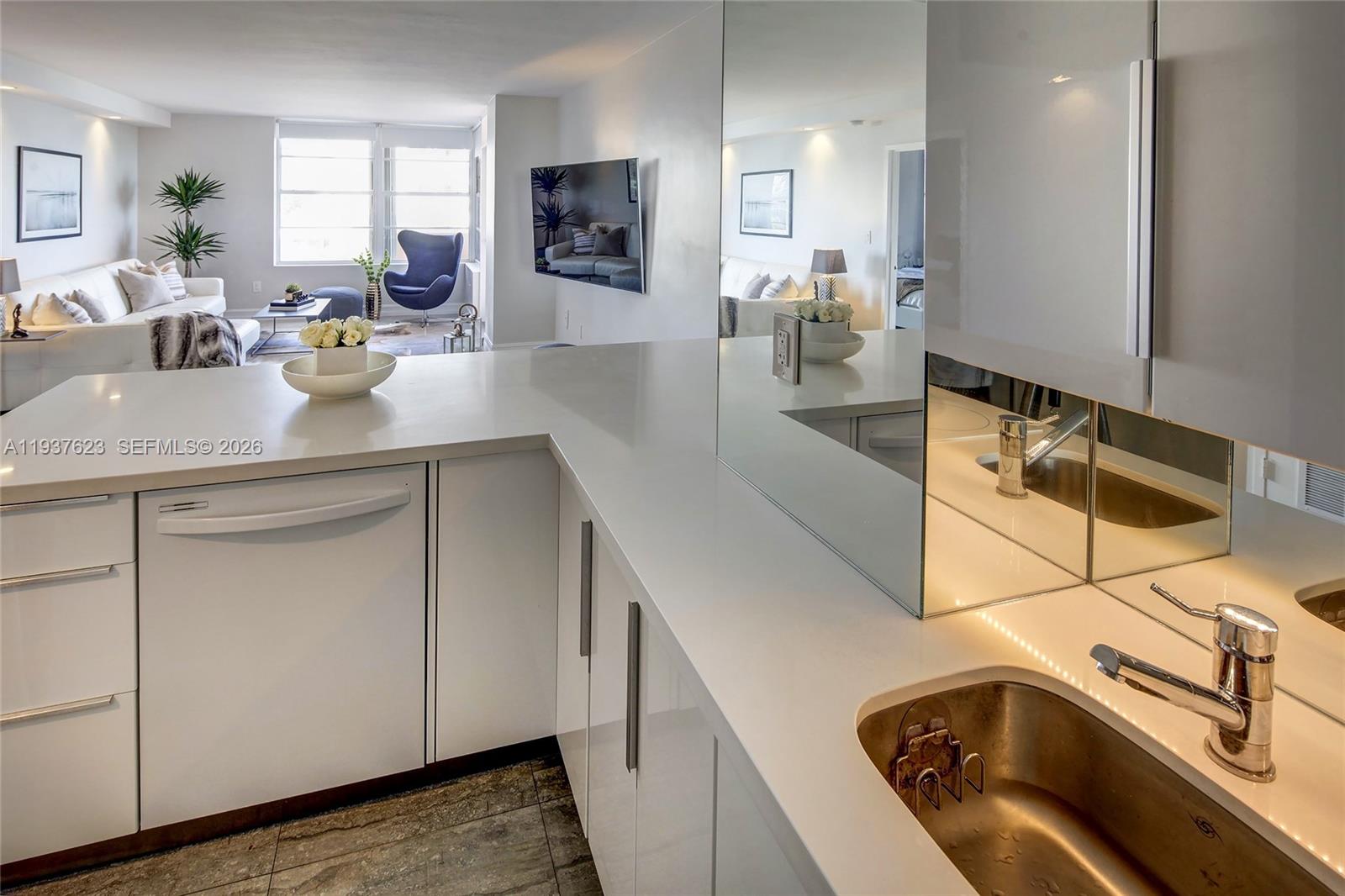 2899 Collins Ave 617