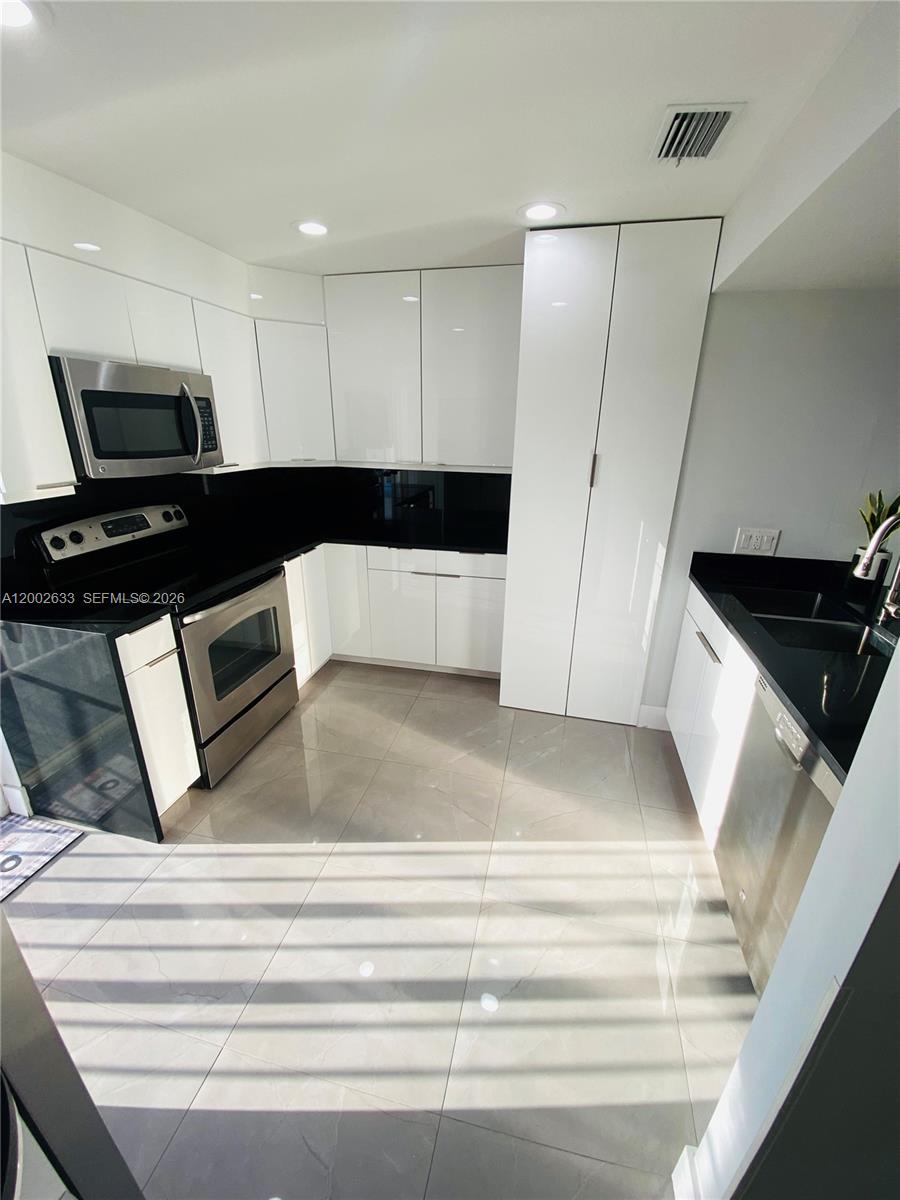 PRESIDENTIAL CORNERS COND - Residential Lease