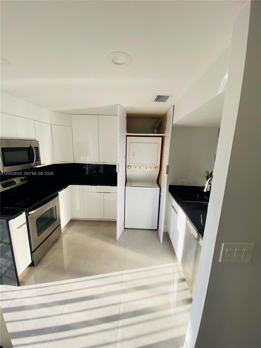 PRESIDENTIAL CORNERS COND - Residential Lease