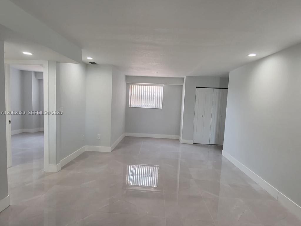 PRESIDENTIAL CORNERS COND - Residential Lease