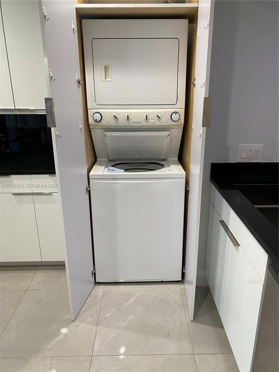 PRESIDENTIAL CORNERS COND - Residential Lease