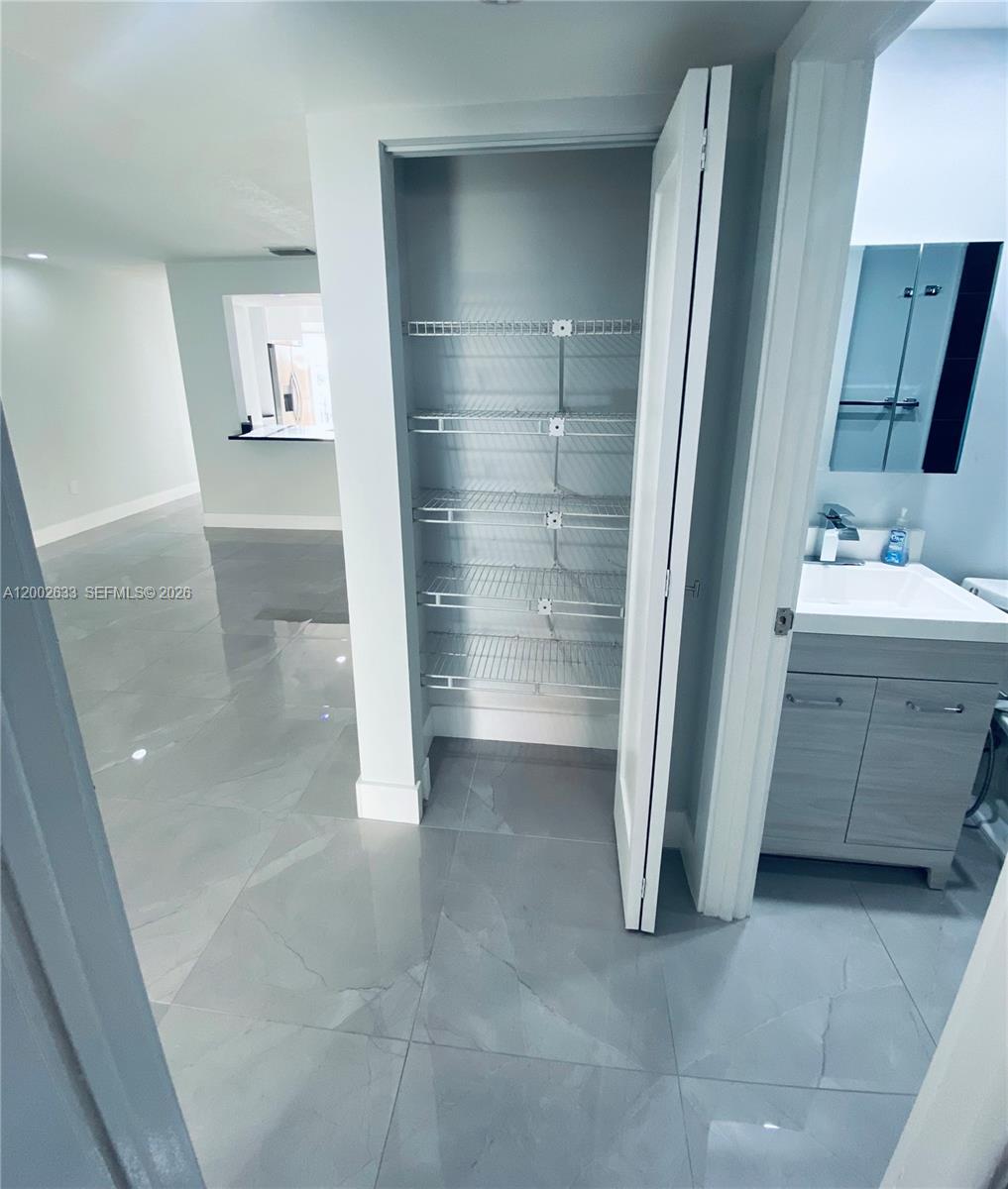 PRESIDENTIAL CORNERS COND - Residential Lease