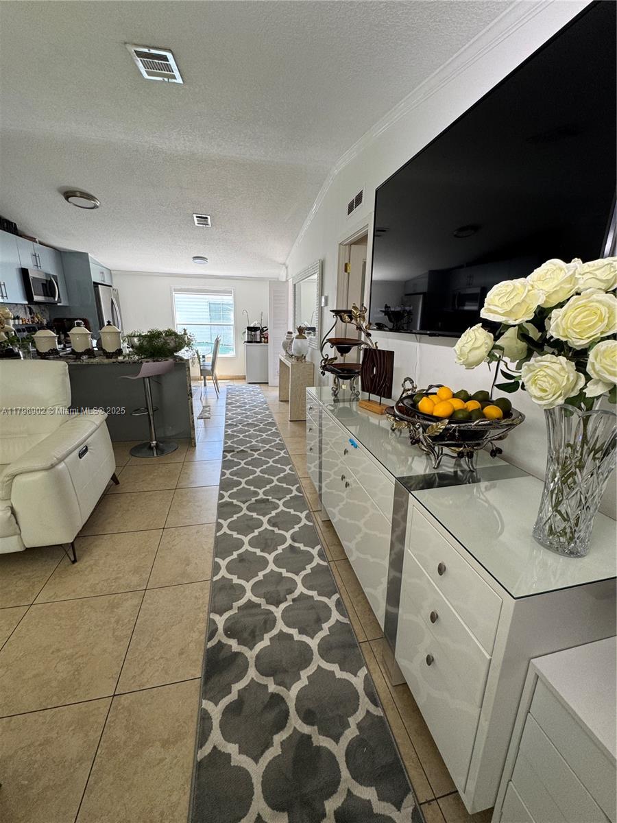 19800 SW 180Ave, Miami, FL, 33187/$275,000 4 19800 SW 180Ave