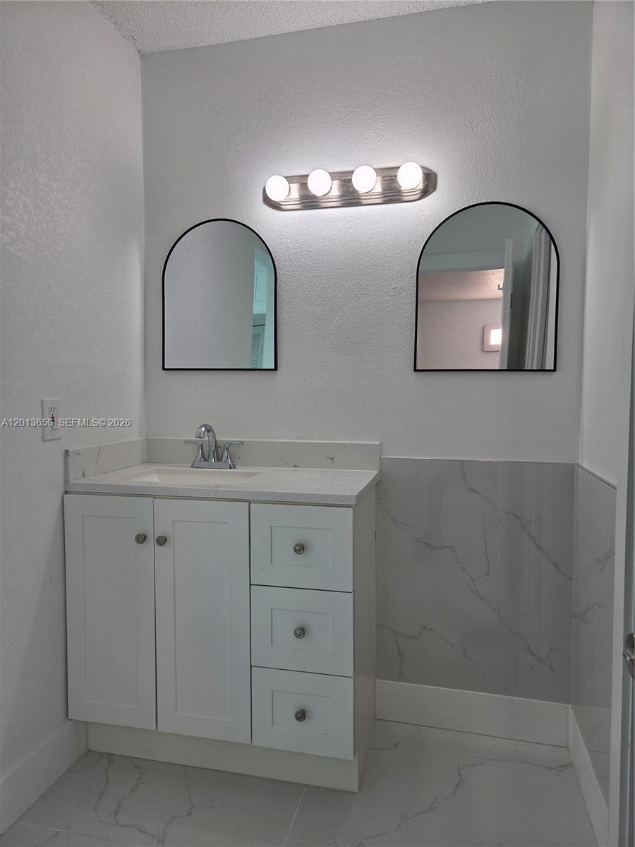 NARANJA LAKES CONDO NO 5 - Residential