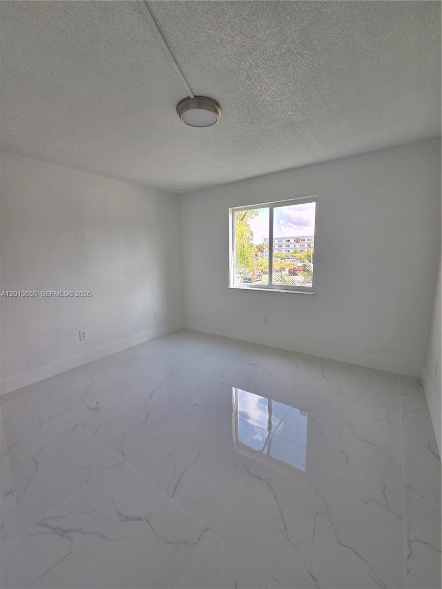 NARANJA LAKES CONDO NO 5 - Residential
