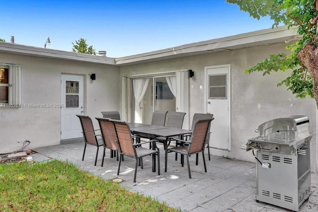 Photo of 1573 NE 30th Ct, Pompano Beach, FL 33064 (MLS # A11902040)