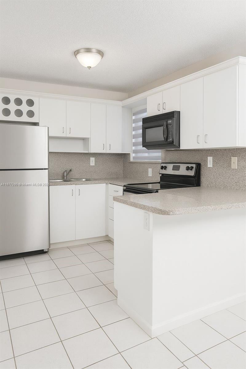 Fantastic location! Bright and spacious 2-bedroom, 2.5-bath townhouse in a quiet and well-maintained neighborhood. This home features an open floor plan with plenty of natural light, tile floors throughout, and a full-size washer and dryer for convenience. The half bath on the main level is perfect for guests.
This condo is an excellent opportunity for homeowners or investors looking for a desirable location and practical living space.
