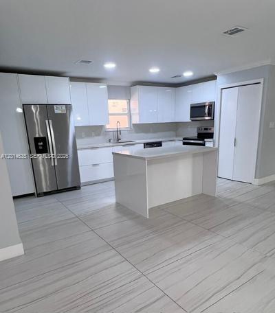 LAGO LARGO - Residential Lease