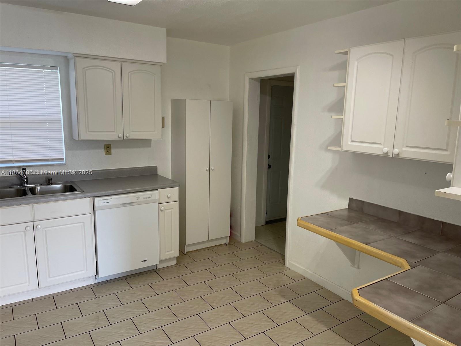 HOLLYWOOD BEACH HEIGHTS S - Residential Lease