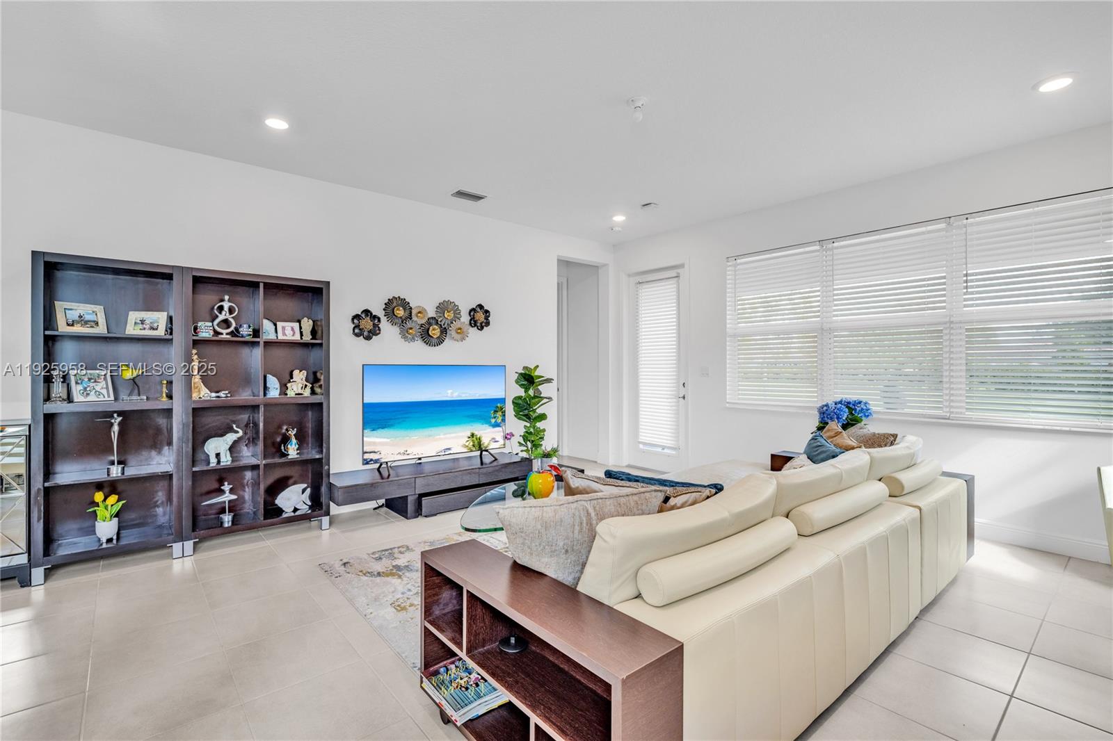 CRYSTAL LAKE 1ST SEC - Residential