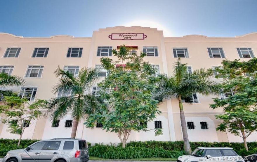 New York style live/work 1,051 SF corner loft with 12' high ceilings. Roof-top pool, secured entry and 1 parking space. Located in the heart of Wynwood.