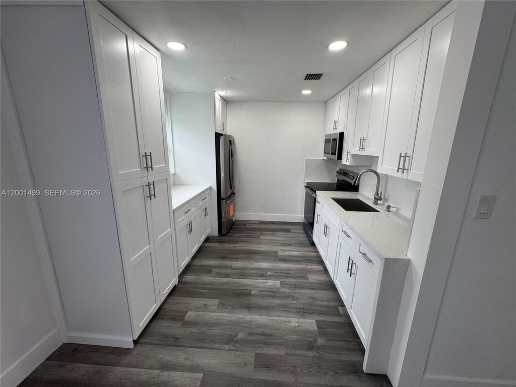 Photo of 5611 SW 38th St, Davie, FL 33314 (MLS # A12001499)