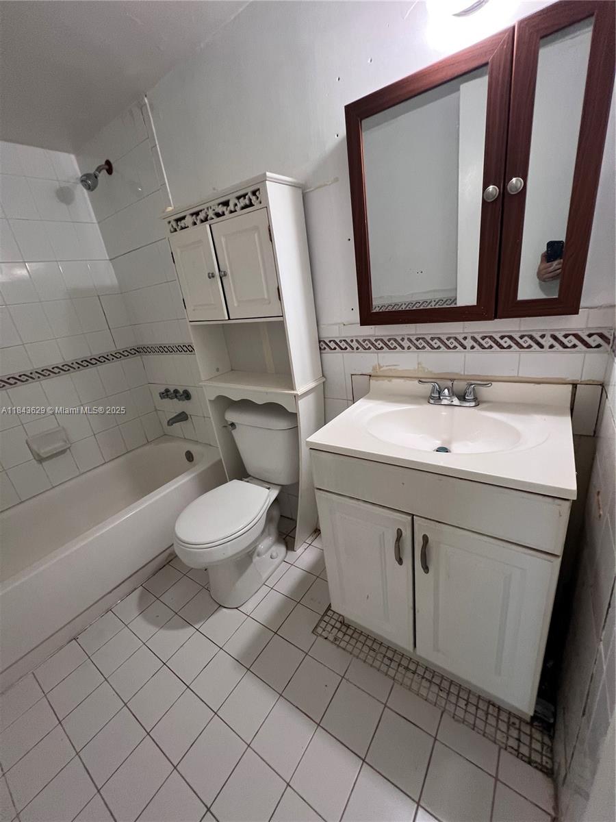 NEW WORLD CONDO APTS III - Residential