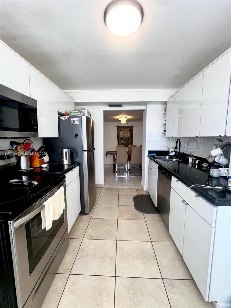 This spacious one-bedroom, one-and-a-half-bathroom condo features a beautifully remodeled kitchen with stainless steel appliances, abundant natural light, and a screened balcony offering stunning Intracoastal views. Enjoy a generous dining area and the peace of mind that comes with on-site security.
Amenities include a clubhouse, fitness center, and a pool—all overlooking the Intracoastal Waterway. Plus, new high-impact windows are scheduled to be installed soon!
Conveniently located just minutes from the beach, grocery stores, restaurants, and retail shops. Only 20 minutes to Fort Lauderdale International Airport, 45 minutes to Miami International Airport, and just 15 minutes to Aventura Mall!