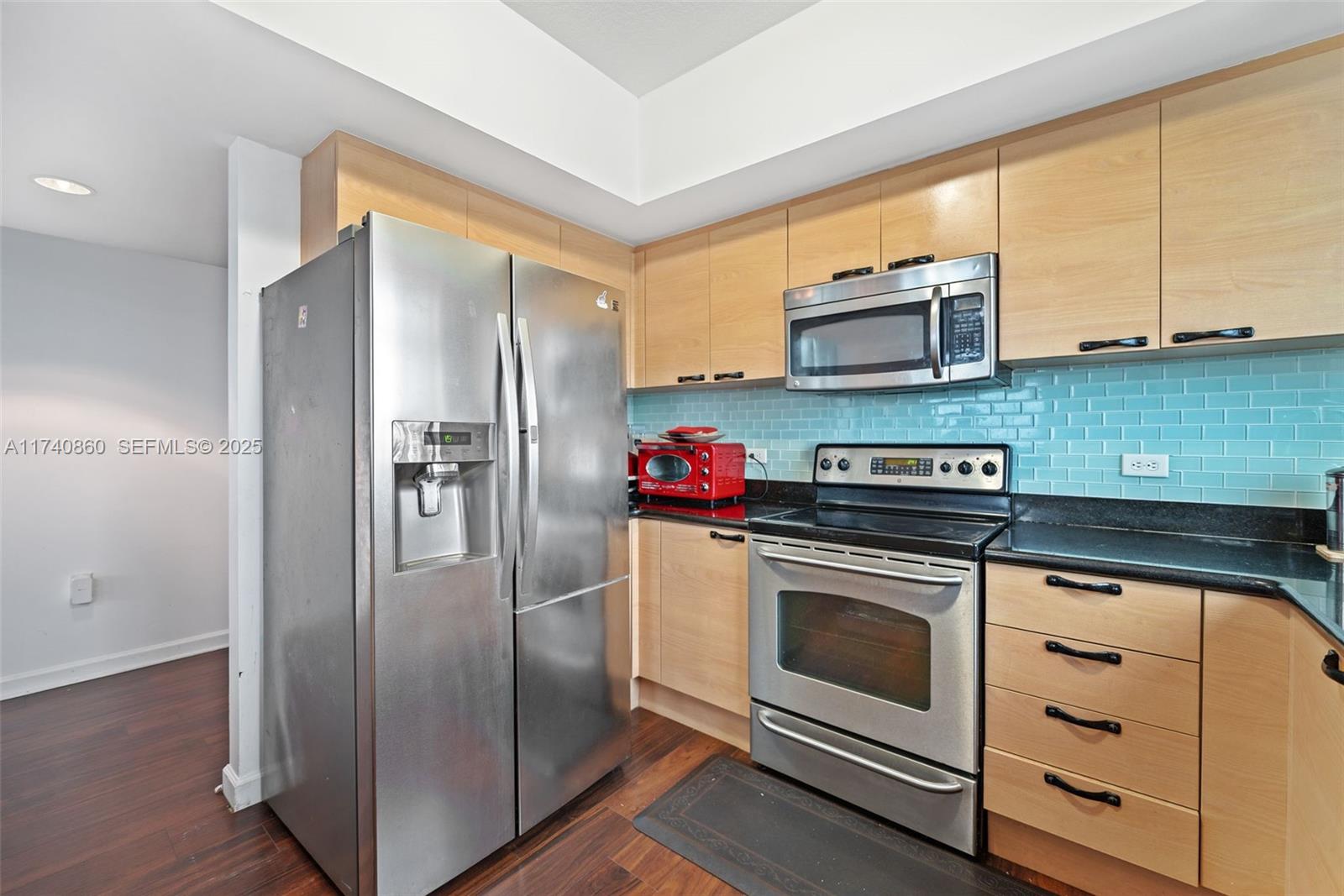 HOLLYWOOD STATION RES CON - Residential