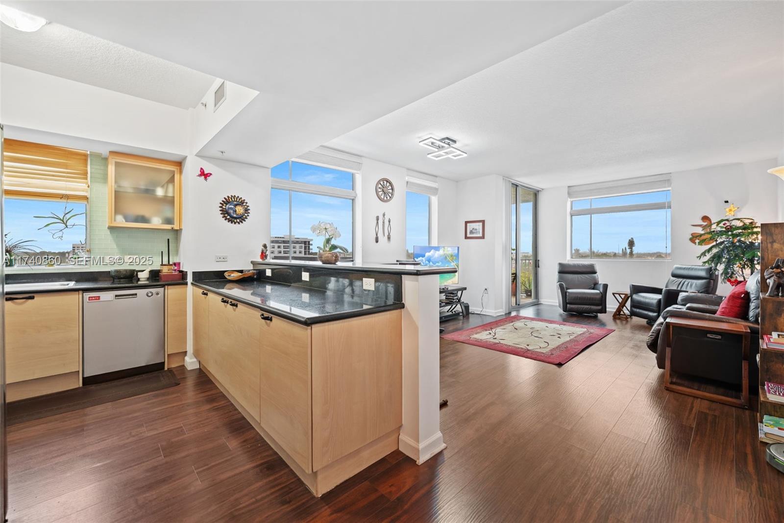 HOLLYWOOD STATION RES CON - Residential