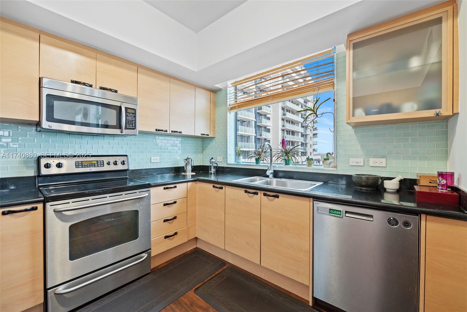 HOLLYWOOD STATION RES CON - Residential