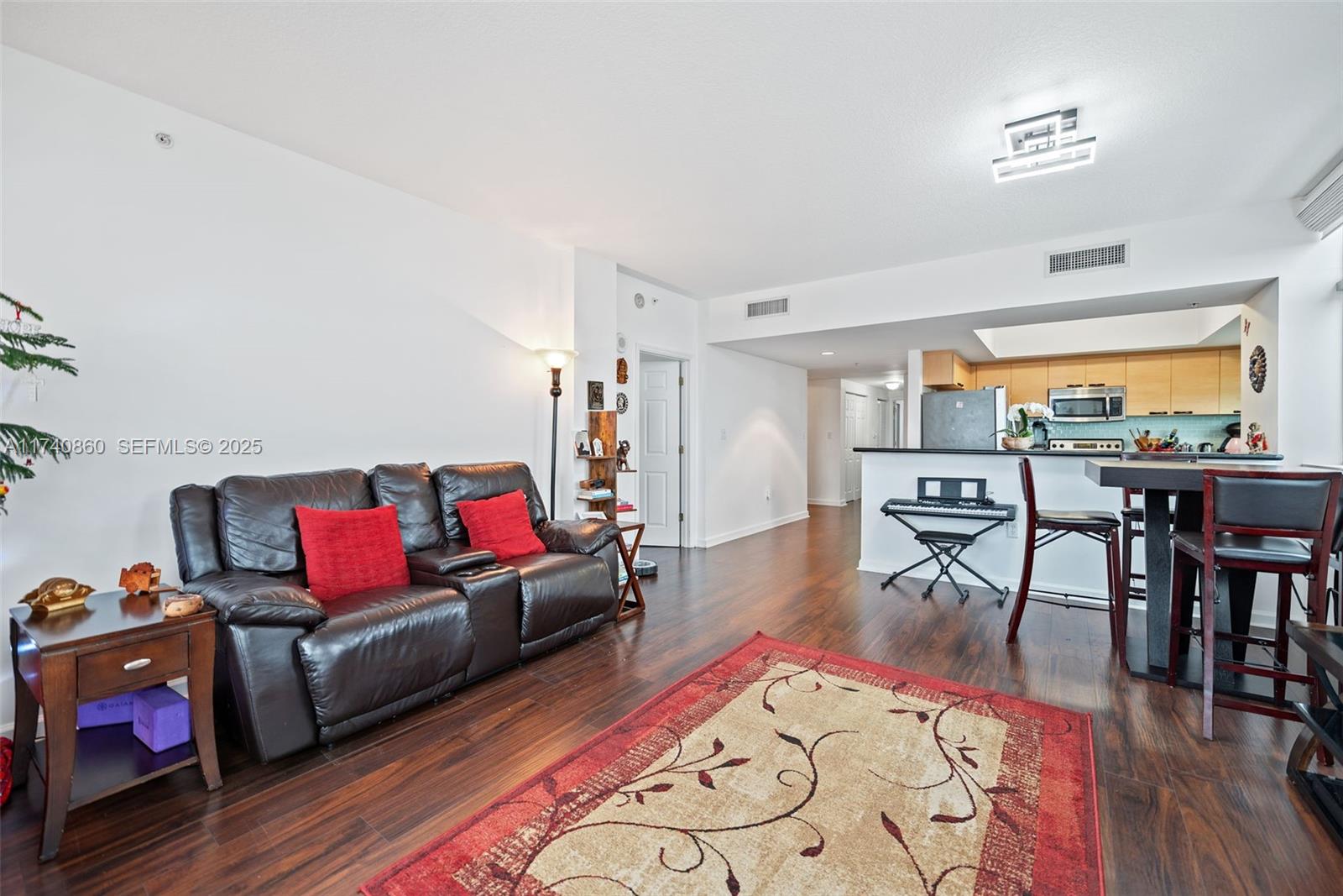 HOLLYWOOD STATION RES CON - Residential