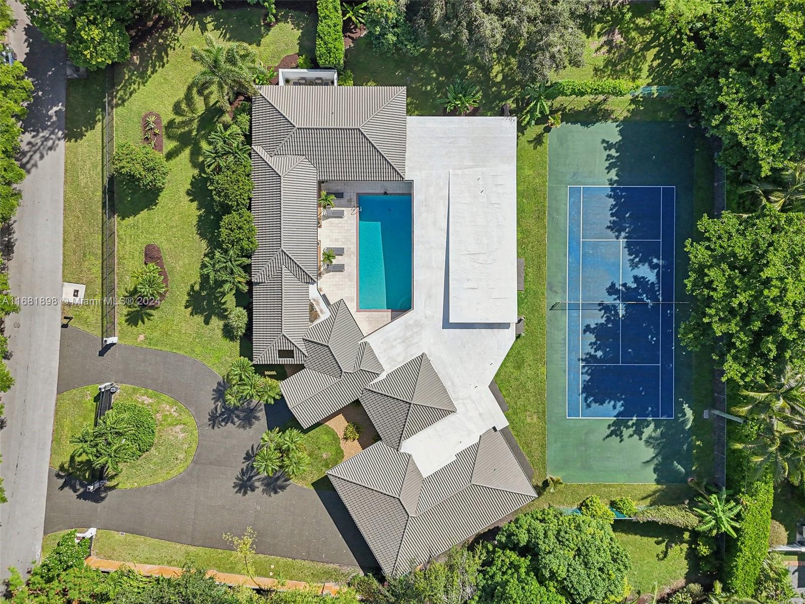 TOWN & RANCH ESTS - Residential