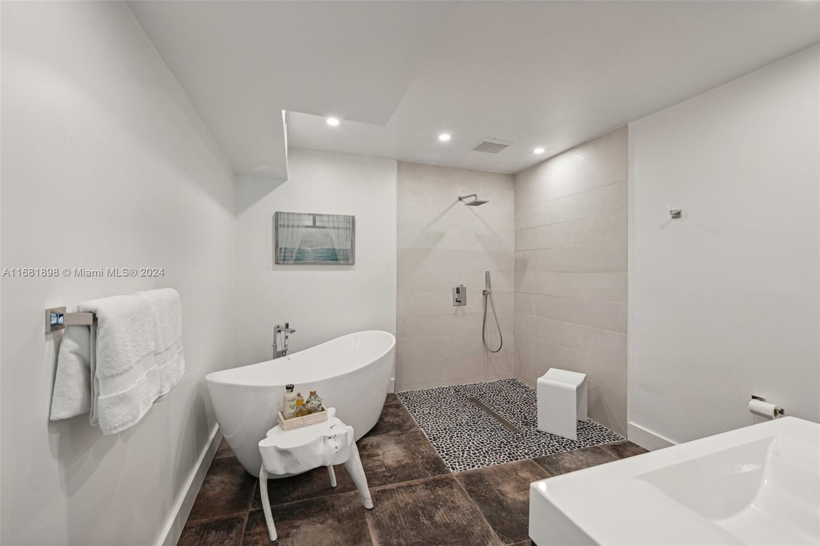 TOWN & RANCH ESTS - Residential